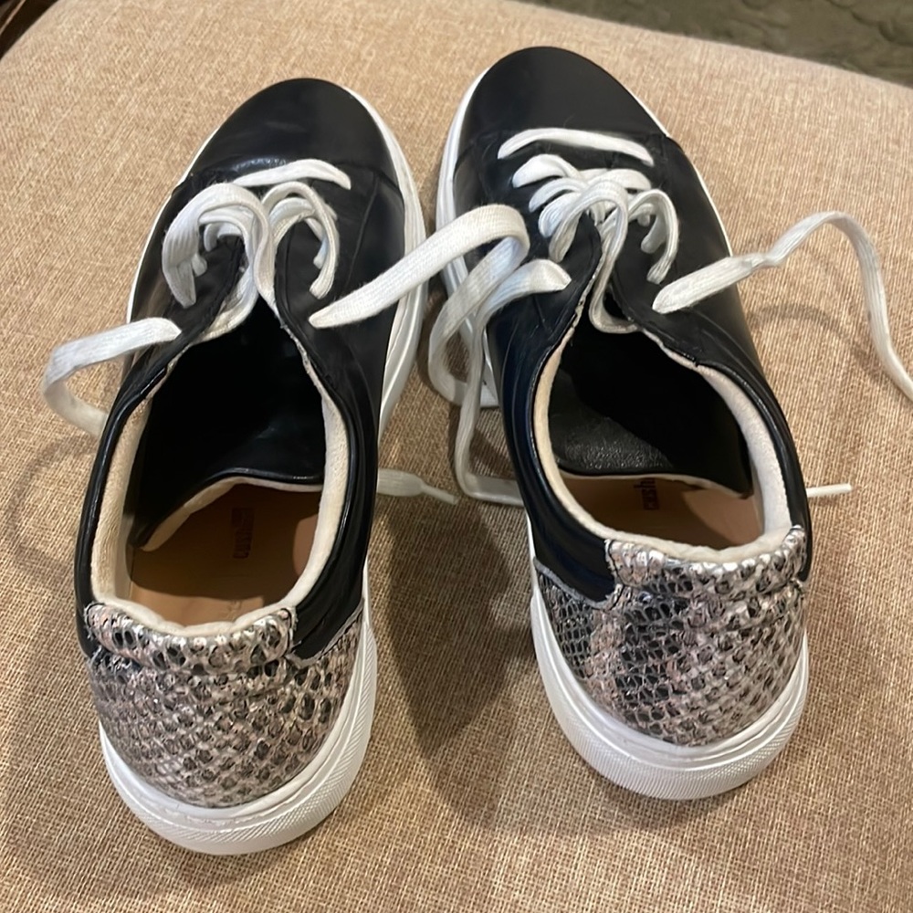 Clarks 8.5 women leather sneakers
